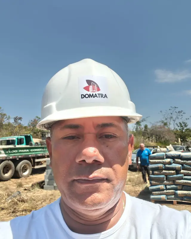 Profissional da Domatra com capacete identificado em canteiro de obra