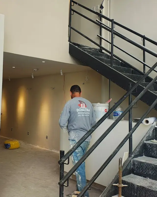 Profissional da Domatra no acabamento de painel em gesso