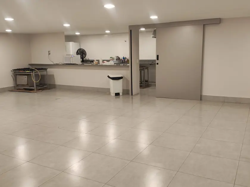 Refeitório com piso porcelanato, bancada e porta de correr