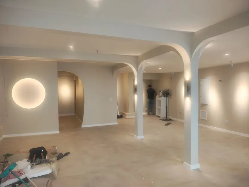 Salão com pilares em arco e iluminação indireta