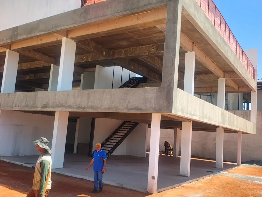 Edificação em concreto aparente durante a obra