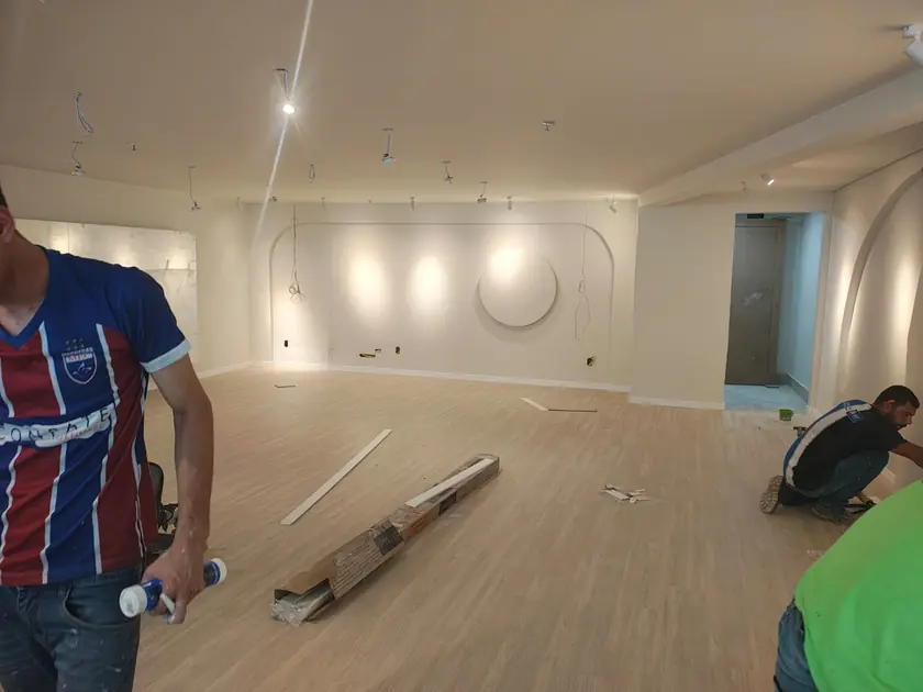 Instalação de piso vinílico e rodapé em salão comercial