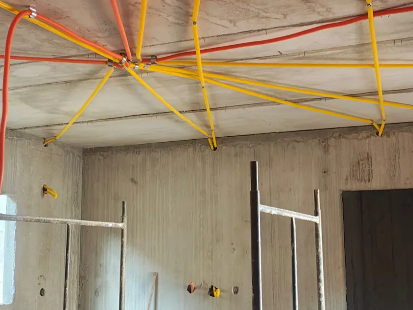 Infraestrutura elétrica na laje, com andaime montado