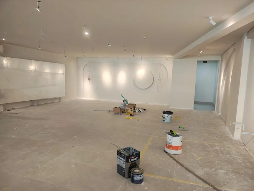 Parede com moldura em gesso e iluminação de destaque