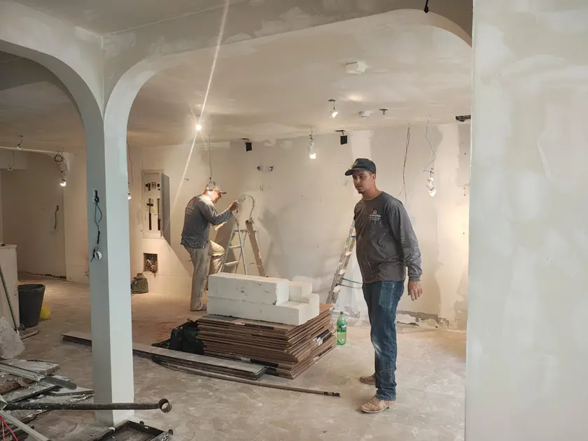 Equipe executando gesso e acabamento em salão