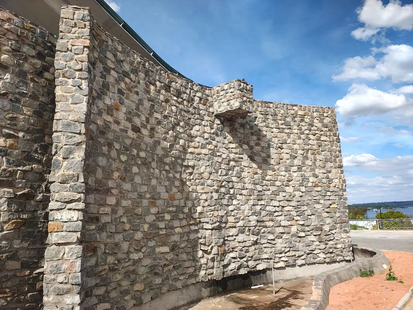 Parede em pedra aparente de obra institucional