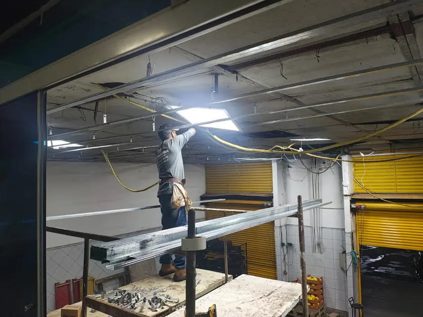 Montagem de forro e estrutura em sala comercial