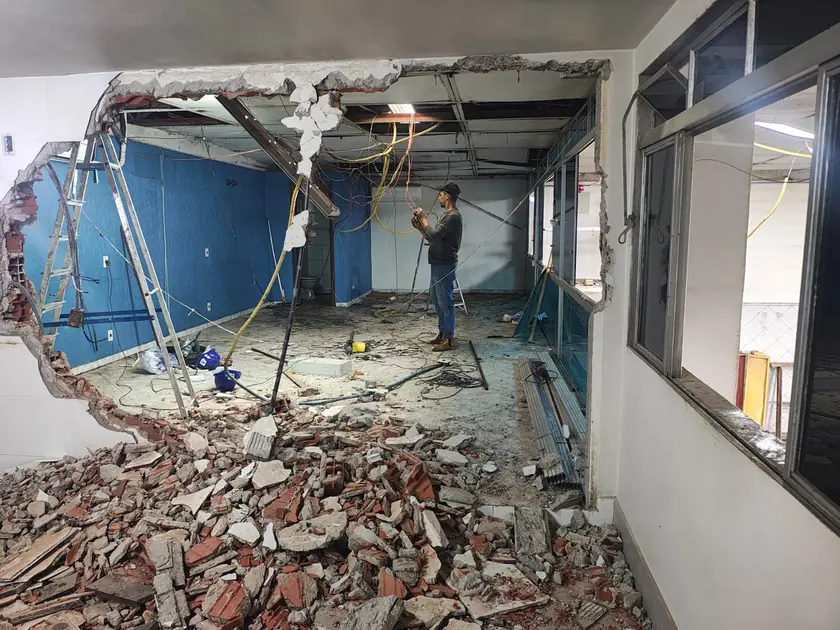 Demolição de forro e alvenaria em escritório