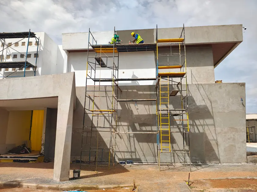 Fachada com andaime durante a execução da obra