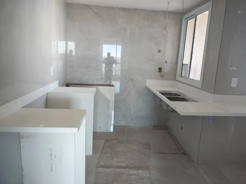 Cozinha com bancadas em pedra durante o acabamento