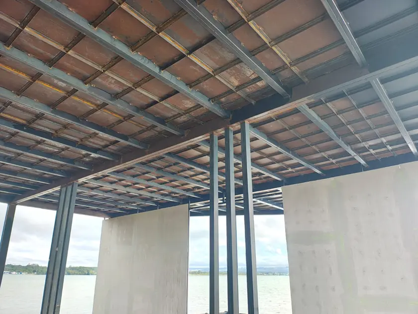 Estrutura metálica de cobertura com vista para o lago