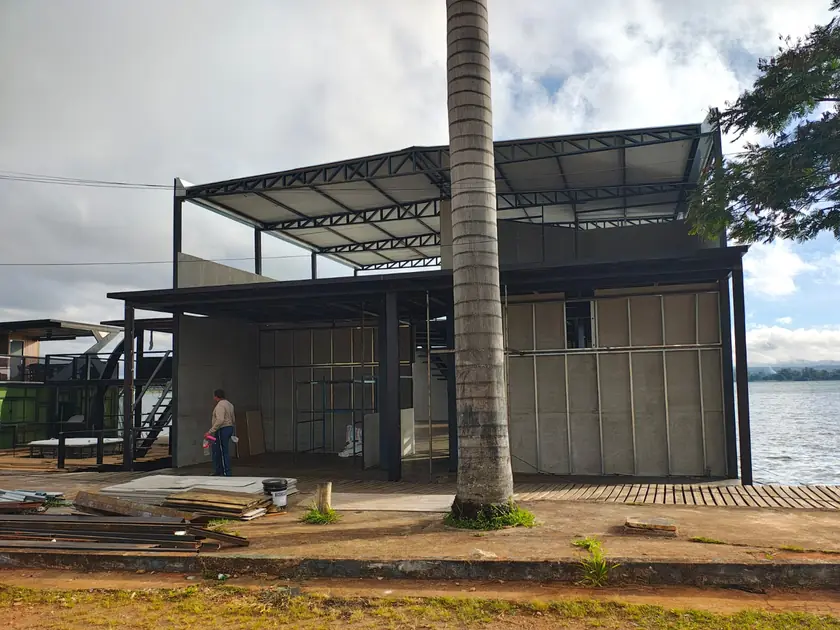 Edificação com estrutura metálica e fechamento em placas