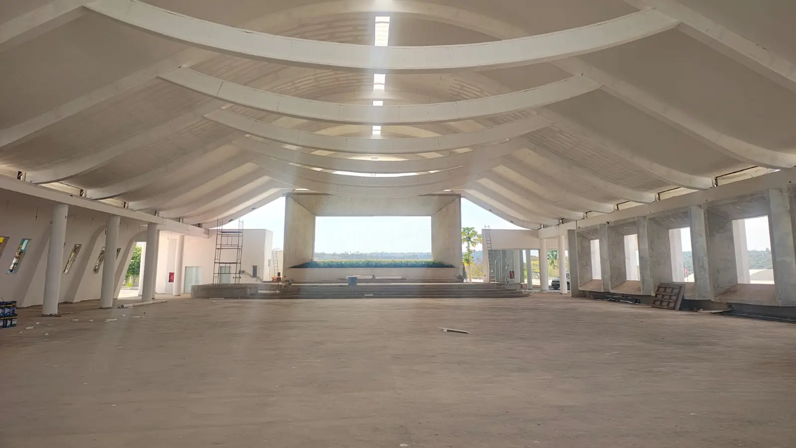 Nave de obra institucional com vigas curvas executada pela Domatra