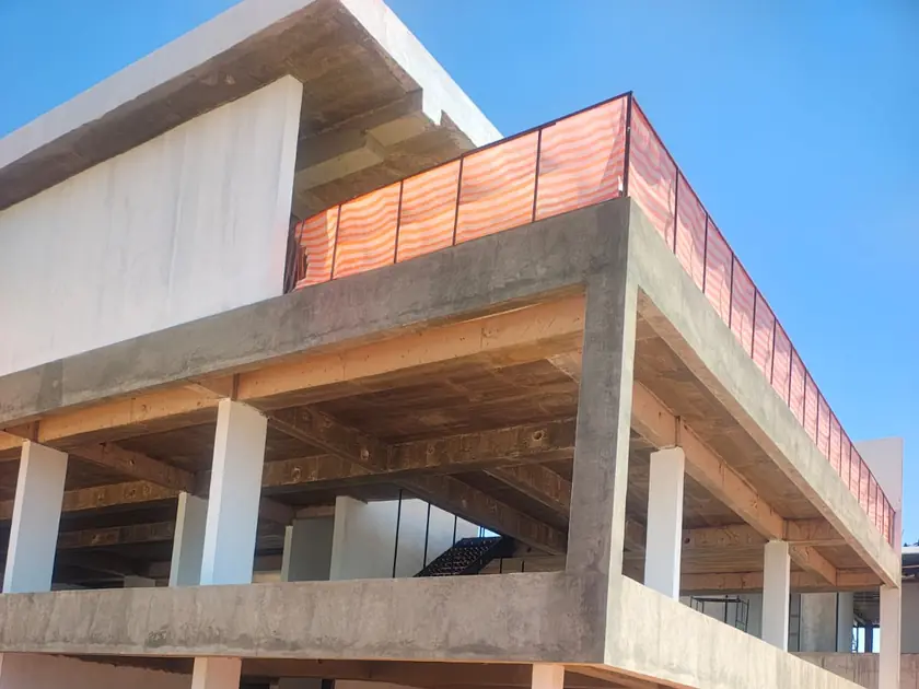 Edificação em concreto aparente durante a obra