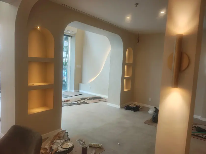 Arco em gesso com nichos iluminados e arandela
