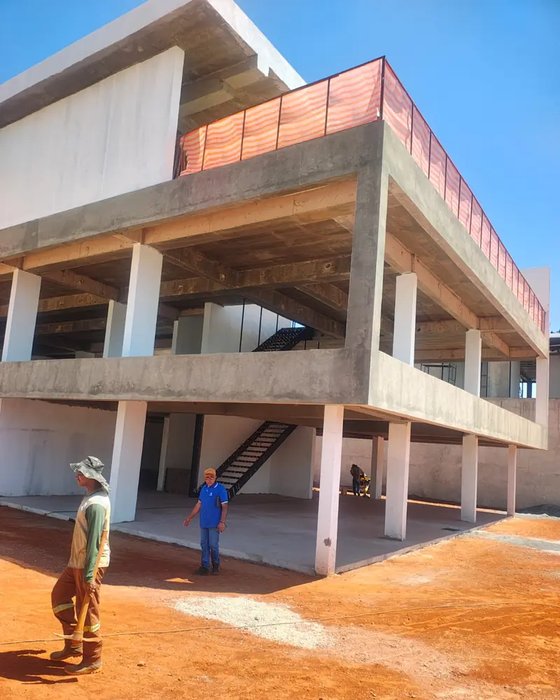 Edificação em concreto executada pela Domatra, com a equipe no canteiro